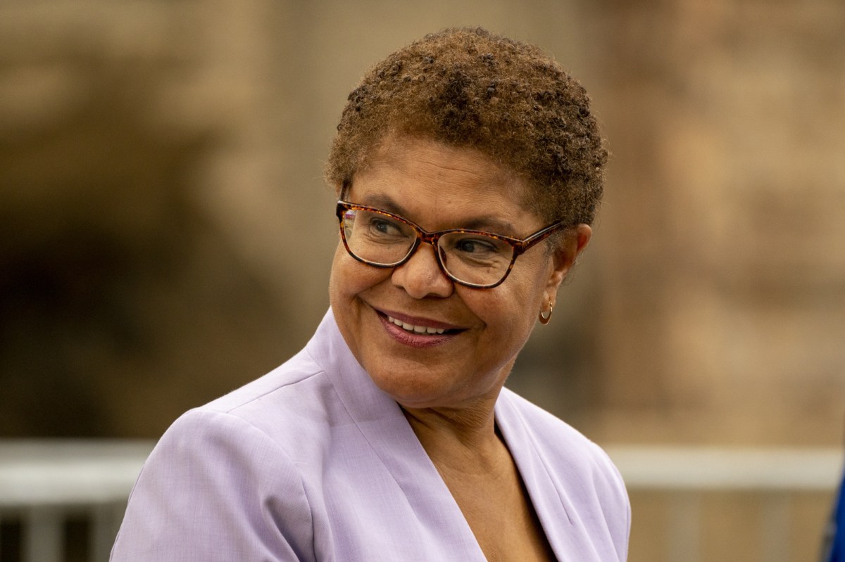 Video shows Mayor Karen Bass refuse to answer L.A. fires